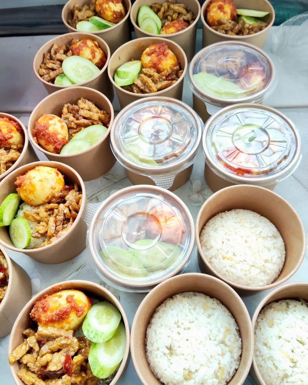 Kraft takeaway bowls filled and lidded, ready to go out